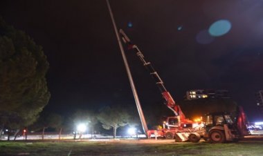 Akhisar'da Dev Türk Bayrağı Göndere Çekildi