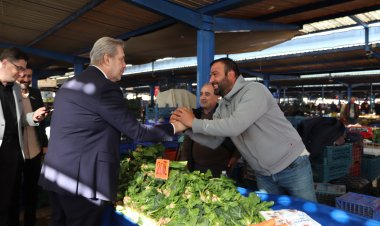 Akhisar Belediye Başkan Adayı Ömer İşçiyi Pazarcılar Çoşku ile karşıladı.