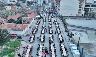 Başkan Besim Dutlulu, iftarın bereketini Akhisarlılarla paylaşıyor