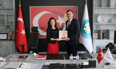 İlk Kitabını Başkan Zeyrek’e Hediye Etti