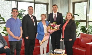 Başkan Zeyrek, Akhisar Heyetini Makamında Ağırladı