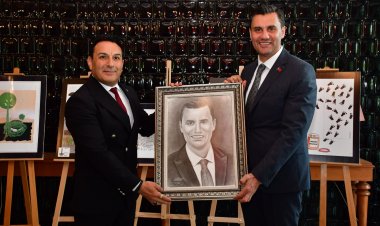 Başkan Ferdi Zeyrek, karikatür sergisine katıldı