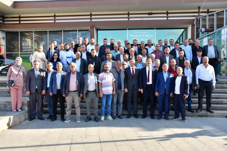 Manisa Büyükşehir Belediye Başkanı Mimar Ferdi Zeyrek, Kula’da mahalle muhtarları ile buluştu.