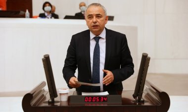“Hazine Bakanı bütçe açığını azaltmak için nereden vergi alacağını şaşırdı. Her yere saldırıyor; vergi, vergi, vergi!”