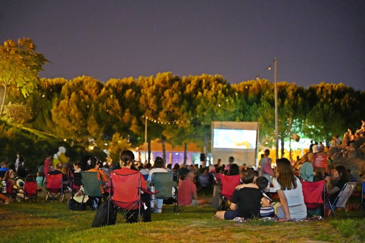 AKHİSAR AKŞAMLARI SİNEMA VE KONSERLERLE RENKLENİYOR