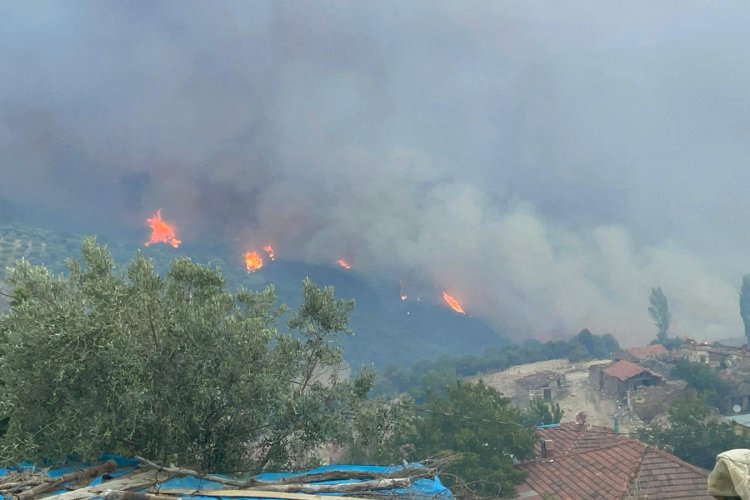 İtfaiye Ekiplerimiz Yangınla Mücadeleye Canla Başla Devam Ediyor