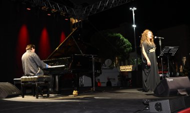 Manisa’da Fazıl Say ve Serenad Bağcan’a 15 bin kişilik koro