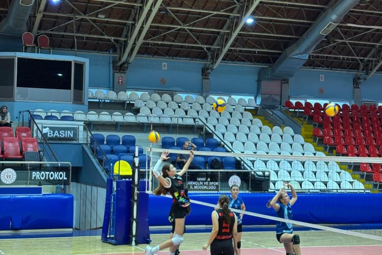 VOLEYBOL’DA AKHİSAR GENÇLİK ÇOK FARKLI!