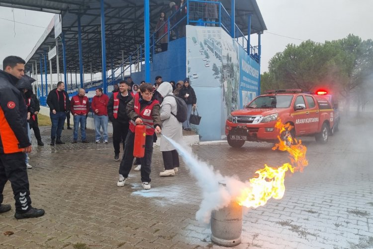 Büyükşehir İtfaiyesi’nden Kızılay Gönüllülerine Temel Yangın Eğitimi