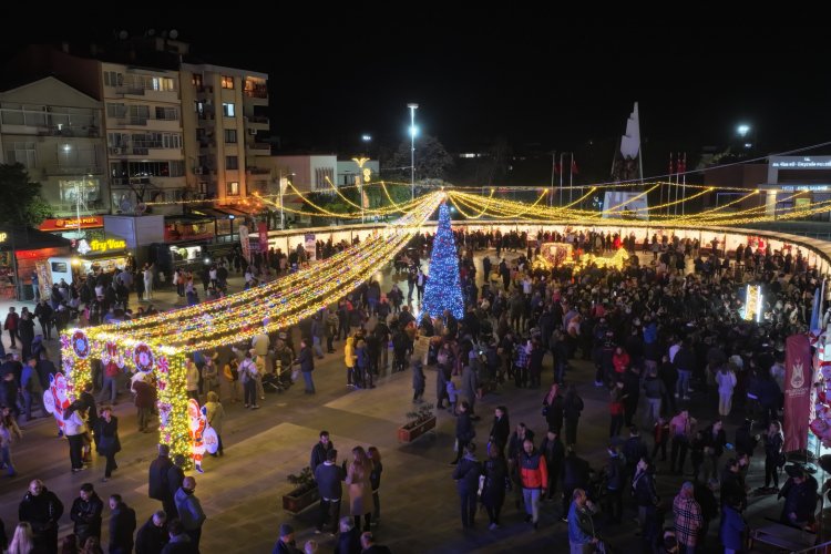 MANİSA’NIN İLK KEZ KURULAN ‘YENİ YIL PANAYIRI’ COŞKUYLA AÇILDI