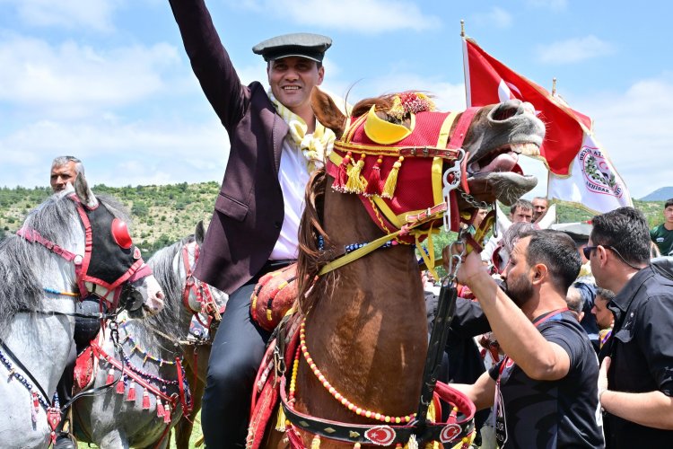 Başkan Zeyrek Akhisar’da Yörükler ve Türkmenler Derneği’nin şenliğine katıldı