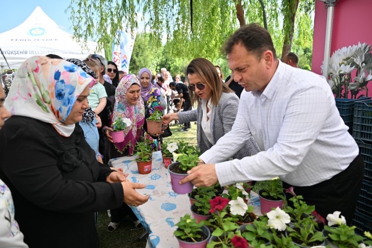 Büyükşehir Anneler Günü’nde çiçek dağıttı