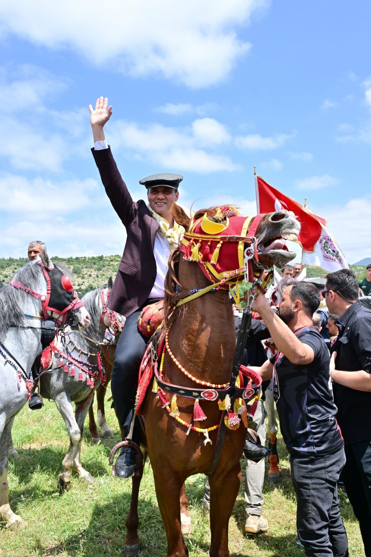 Başkan Zeyrek Akhisar’da Yörükler ve Türkmenler Derneği’nin şenliğine katıldı