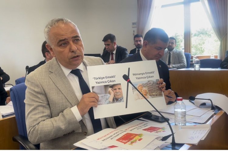 Bakırlıoğlu: “Emeklinin cebindeki 10 bin lirayı çalan maymuncuk TÜİK’tir!”
