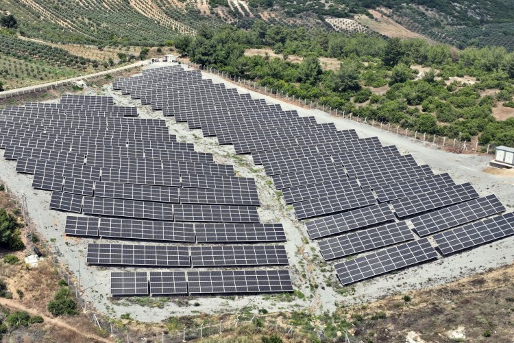 AKHİSAR BELEDİYESİ, GÜNEŞ ENERJİSİYLE HEM ÜRETİYOR HEM HİZMETE DÖNÜŞTÜRÜYOR