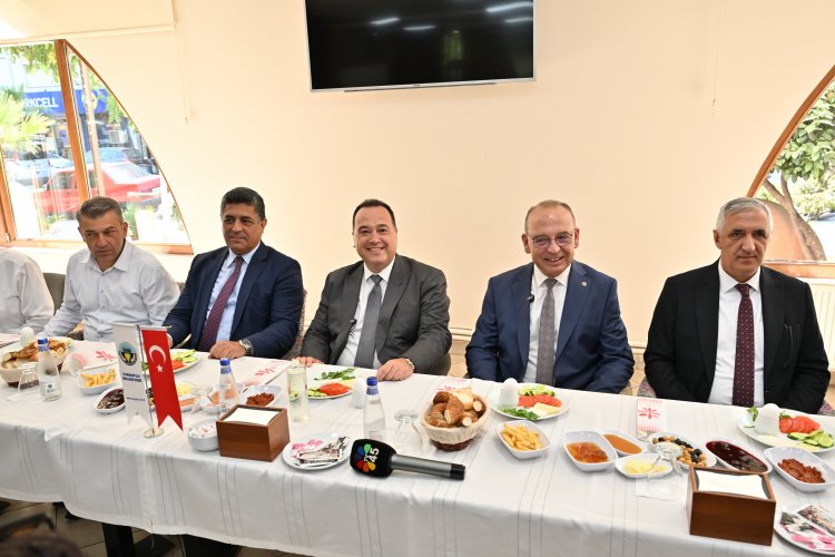 Başkan Dutlulu, Turgutlu’da Muhtarların İsteklerini Dinledi Başkan Dutlulu: “El Ele Vererek Manisa’ya Güzel Bir İz Bırakalım”