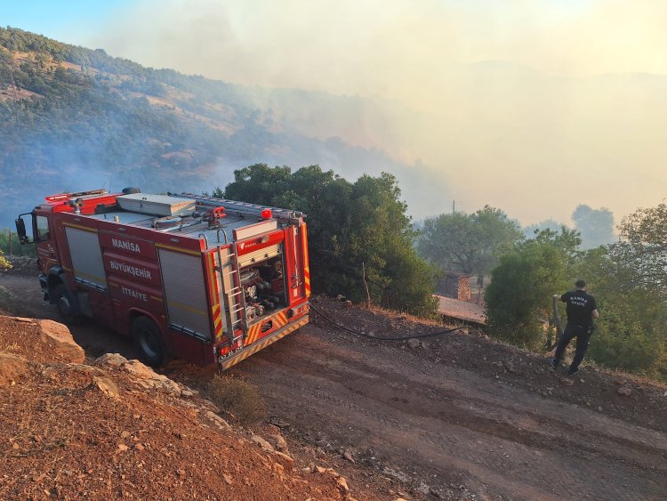 Büyükşehir ekiplerinden Akhisar’daki yangına müdahale Yangının evlere sıçramasını önleyip koyunları kurtardılar