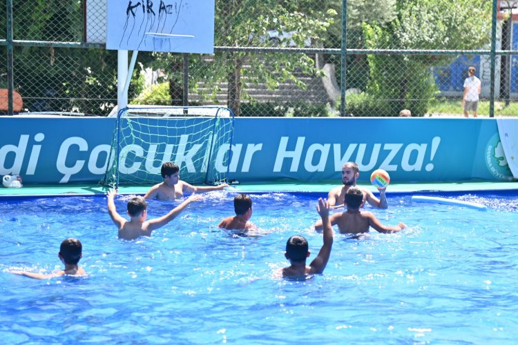 Manisa’da Çocuklar Büyükşehir’in Portatif Havuzlarında Serinliyor