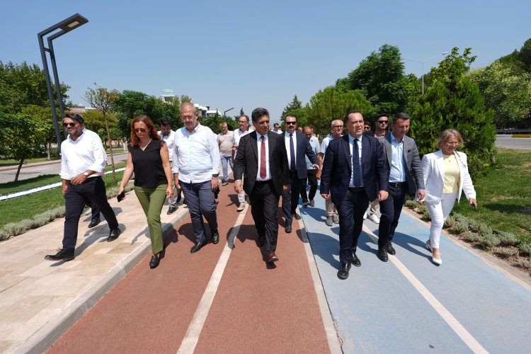 Başkan Dutlulu Akhisar’da Asfalt Çalışmalarını İnceledi, Esnafla Buluştu