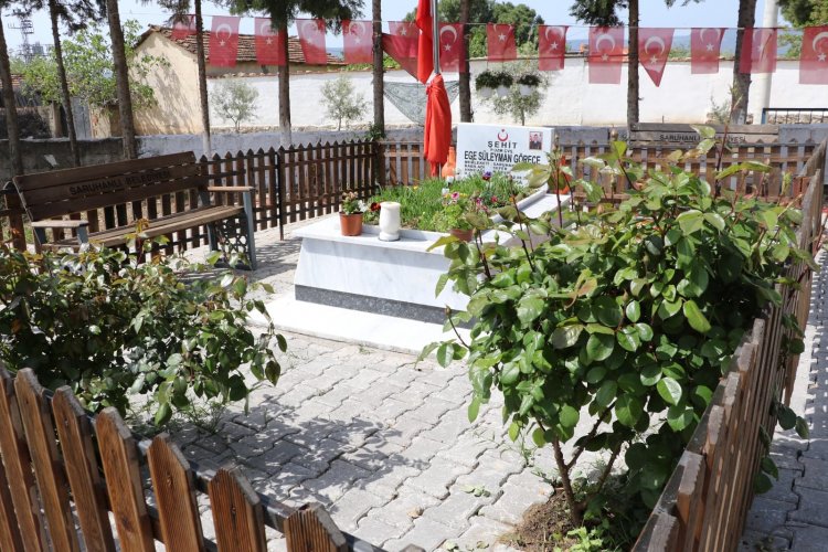 Manisa Büyükşehir Belediyesi Şehit Kabirlerini Yeniliyor