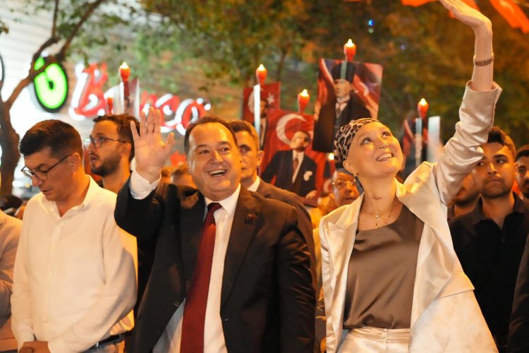 Zafer Bayramı Coşkusu Fener Alayı ile Taçlandı