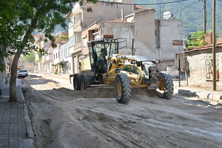 Büyükşehir’in Asfalt Hamlesi Hız Kesmiyor:  Kırkağaç’a 5 Bin Ton Sıcak Asfalt Seriliyor