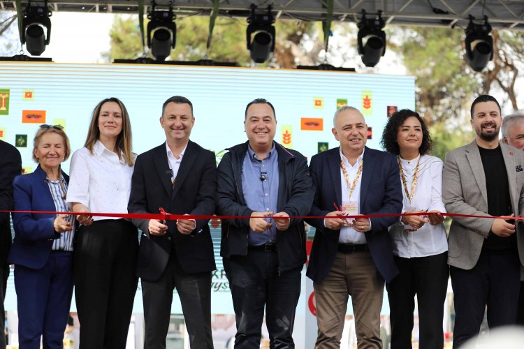 LEZİZ AKHİSAR FESTİVALİ, RENKLİ GÖRÜNTÜLER VE COŞKULU KALABALIKLA SONA ERDİ