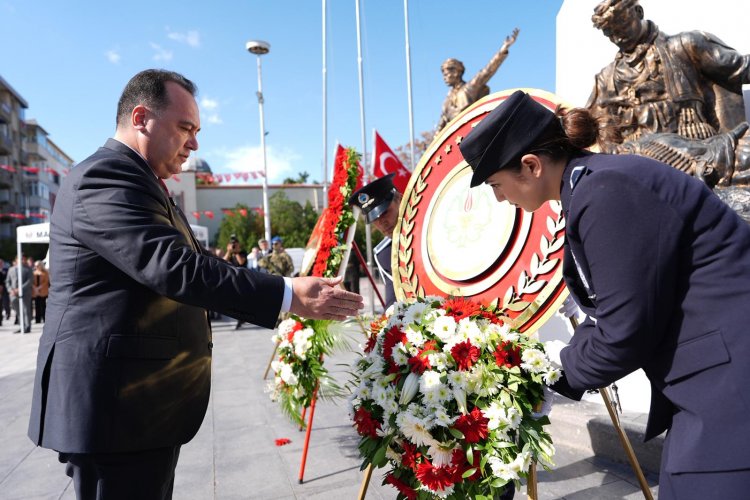 29 Ekim Bayram Coşkusu Çelenk Sunumuyla Başladı