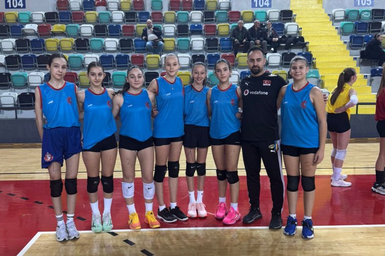 Akhisar Gençlik Spor'dan Voleybolda Büyük Çıkartma: Milli Takım seçmelerine 7 pırıl pırıl sporcuyla katıldılar.