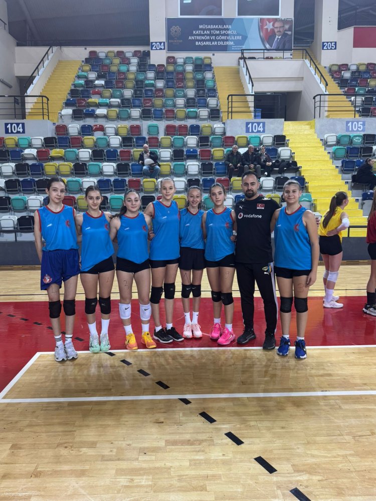 Akhisar Gençlik Spor'dan Voleybolda Büyük Çıkartma: Milli Takım seçmelerine 7 pırıl pırıl sporcuyla katıldılar.
