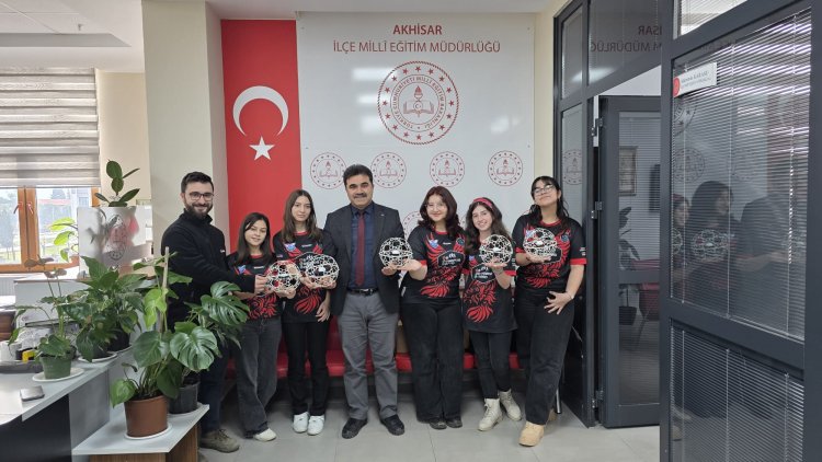 Manisa’nın ilk Drone Futbol Takımı olan Akhisar Kendin Yap Atölyesi Drone Futbol Takımı, büyük sahneye çıkmaya hazır!