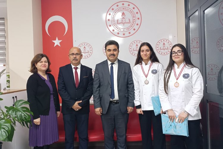 Akhisarlı MESEM Şeflerinden Büyük Başarı: Türk Mutfağı Yarışmasında Bronz Madalya!