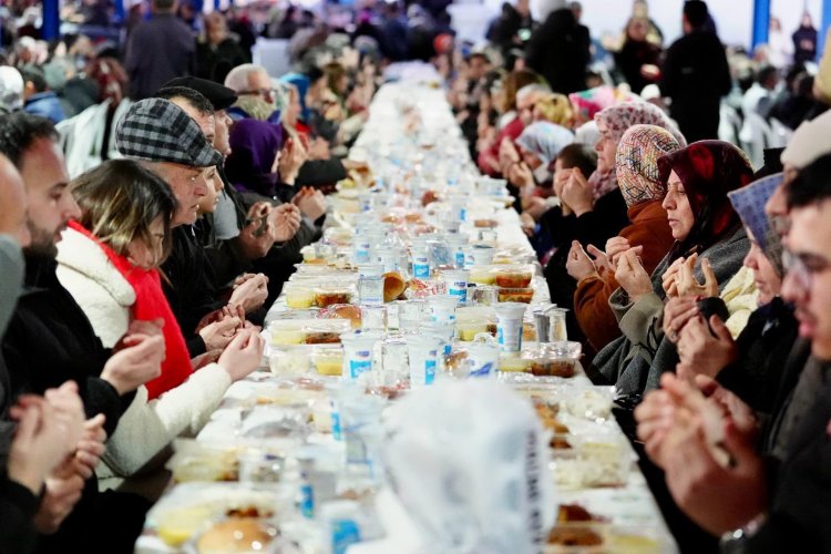 Büyükşehir’in İftar Sofrası Gördes’te Kuruldu