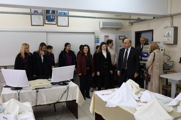 Zeynep Gülin Öngör Kız Mesleki ve Teknik Anadolu Lisesi'nde, Millî Eğitim Bakanlığımız ile İl ve İlçe Millî Eğitim Müdürlüklerimizin destekleriyle kurulan Grafik Atölyesi ve Müzik ST.C.