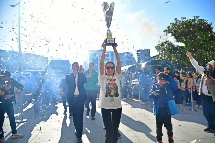 Akhisar Belediyesi Filenin Şampiyon Sultanlarını büyük bir gururla karşıladık!