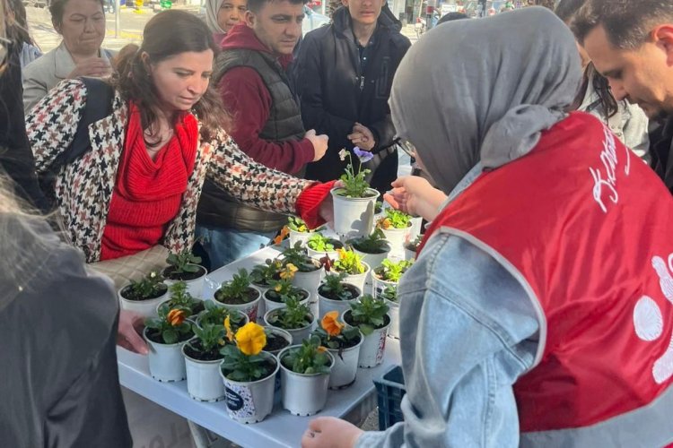 CHP Akhisar Gençlik Kolları’ndan Kadınlara 8 Mart Çiçeği