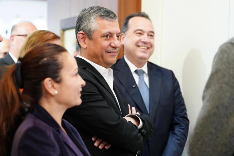 CHP Genel Başkanı Özgür Özel “Sarışın Bir Kurt” Sergisini Gezdi