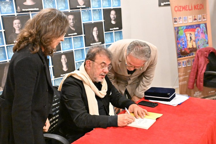 Nebil Özgentürk, Niobe Edebiyat/Sanat Söyleşileri’nde Manisalılarla Buluştu