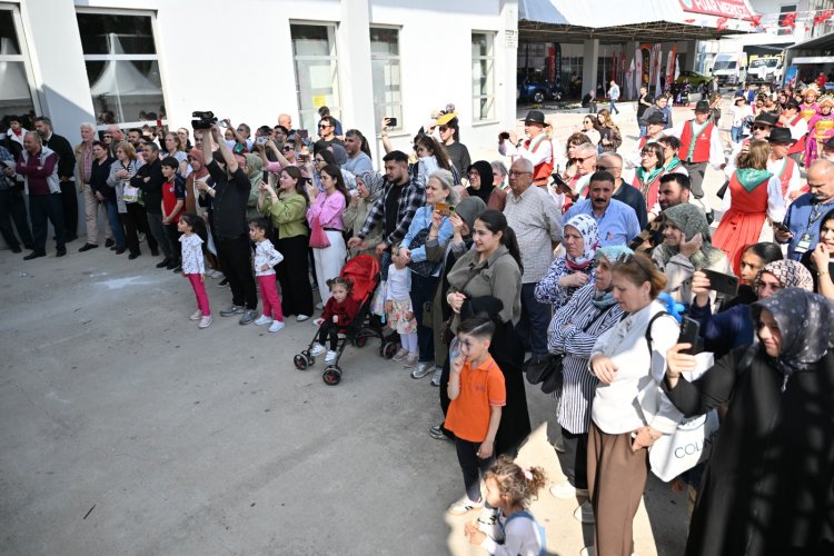 Uluslararası Halk Dansları Toplulukları Manisa’yı Büyüledi