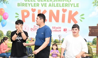 Yağmur Gülümsemeye Engel Olamadı