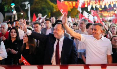Manisa’da 19 Mayıs Coşkusu Zirveye Ulaştı:  Fener Alayı, Ozbi Konseri ve 300 Dronluk Gösteri Büyüledi