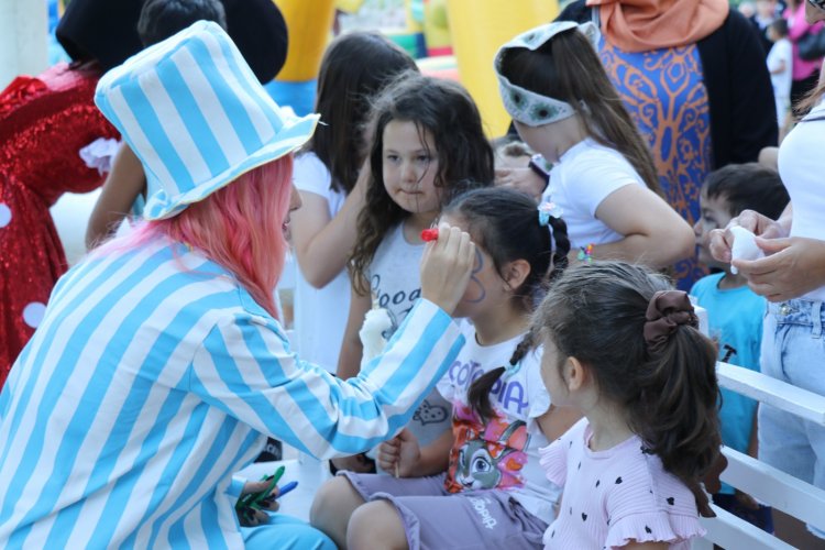 “Büyükşehir Çocuk Şenliği Gördes’te” Çocuklara Unutulmaz Bir Akşam Yaşattı