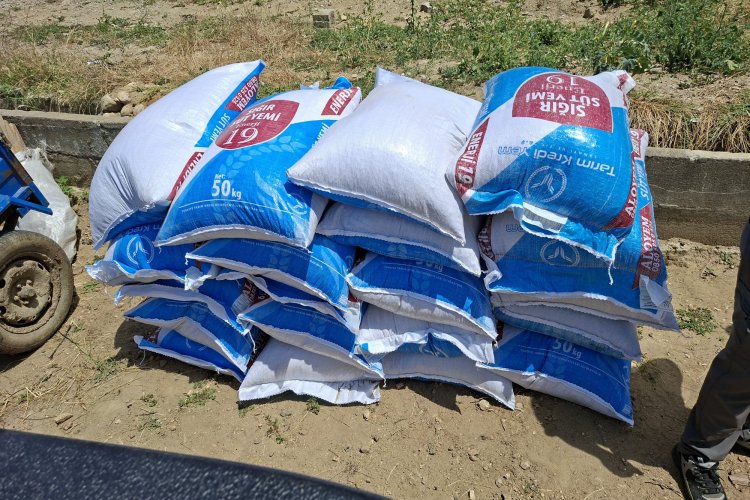 Büyükşehir’den Yangından Etkilenen Gördesli Üreticiye Yem Desteği