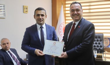 Akhisar Belediye Başkanı Besim Dutlulu mazbatasını aldı