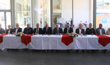 Akhisar Protokolü Belediye Meclis Salonunda Bayramlaştı