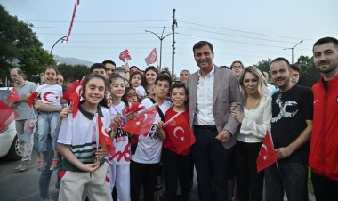 Manisa’da 19 Mayıs Kutlamaları Fener Alayı ile Renklendi