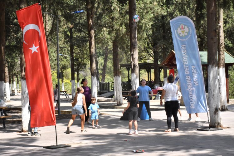 Manisalı Kadınlar Süreyya Parkında Eğlendi