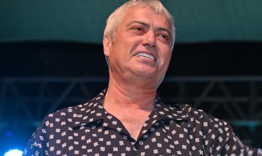 Gölmarmara’nın kurtuluş etkinliklerinde Cengiz Kurtoğlu sahne aldı