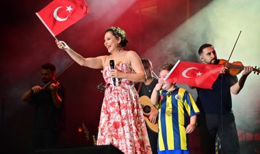 Kurtuluş Coşkusu Fener Alayı ve Funda Arar Konseri İle Taçlandı