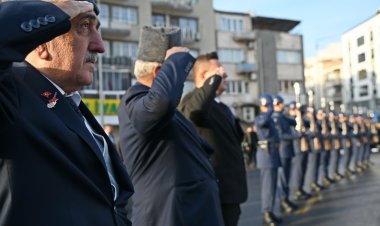 Akhisar Milli Egemenlik Meydanında 10 Kasım Anma Töreni